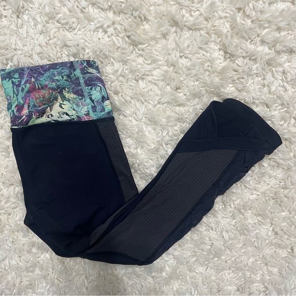 Lululemon Var-City Cropped Navy Blue Floral Workout Pants Sz 4 - Picture 5 of 7